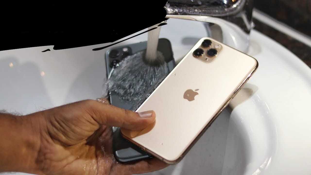 Айфон 11 попала вода. Чистка iphone. Вода iphone 11. Айфон 11 от влаги. Айфон 7 в руке.