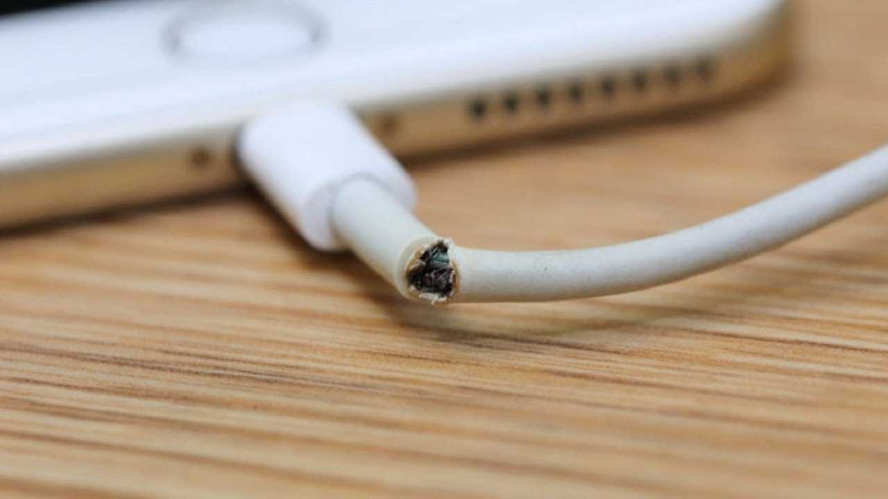 Сломанный кабель айфон