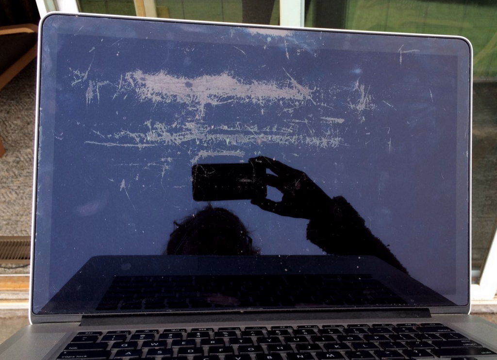 Антибликовое покрытие MacBook Air с дисплеем Retina может самопроизвольно отслаиваться на некоторых ноутбуках Об этом говорится в документе, который Apple р