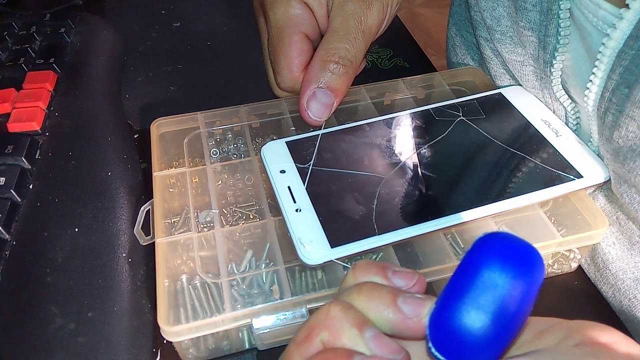Можно ли клеить стекло на телефон. Отклеивается защитное стекло на телефоне. Разбилось защитное стекло на смартфоне. Снятие защитного стекла. Разбитый экран планшета.