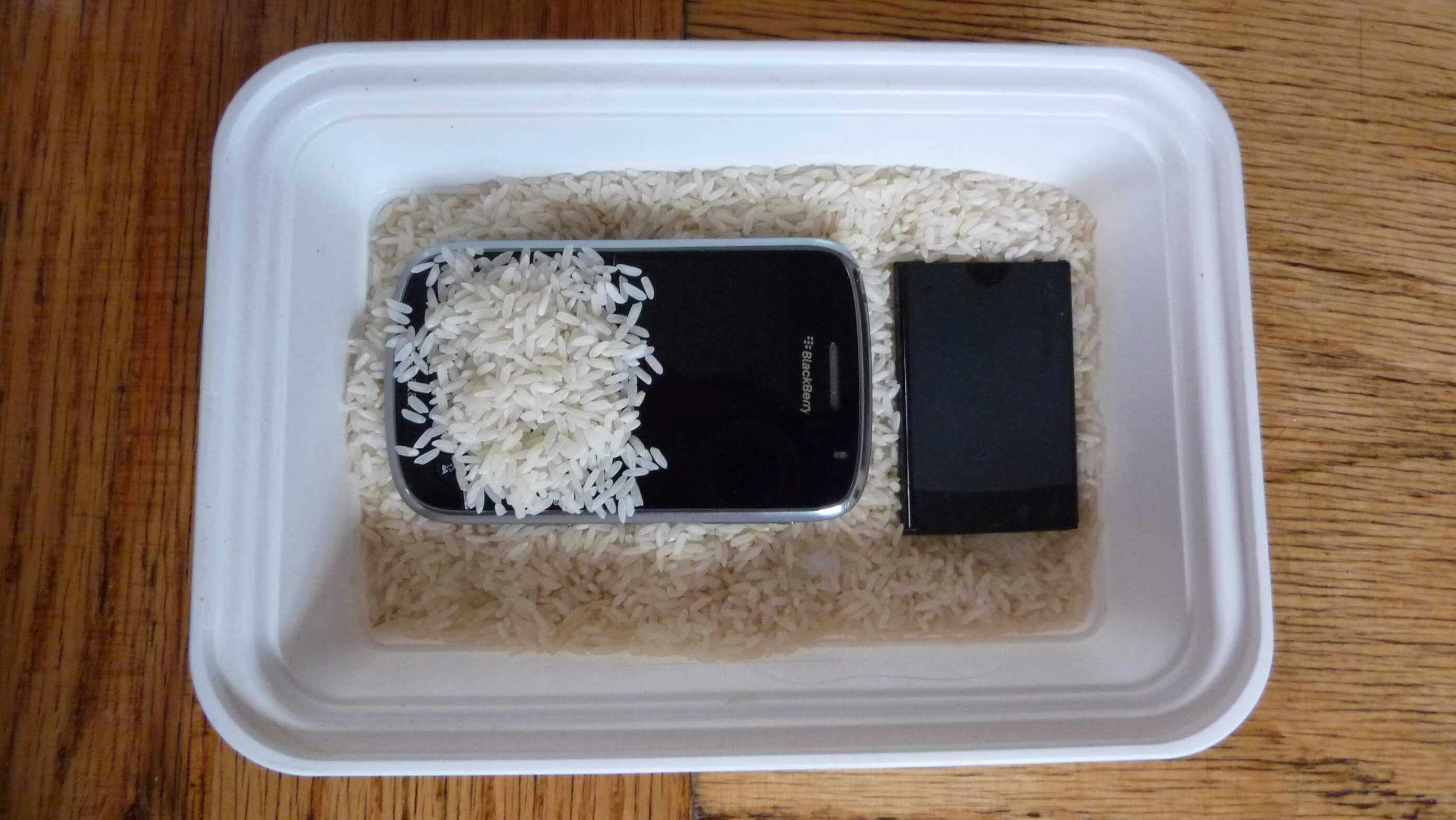 Высушить телефон в домашних условиях. Если айфон упал в воду. Смартфон в рисе. Айфон в рисе. Утопил телефон.