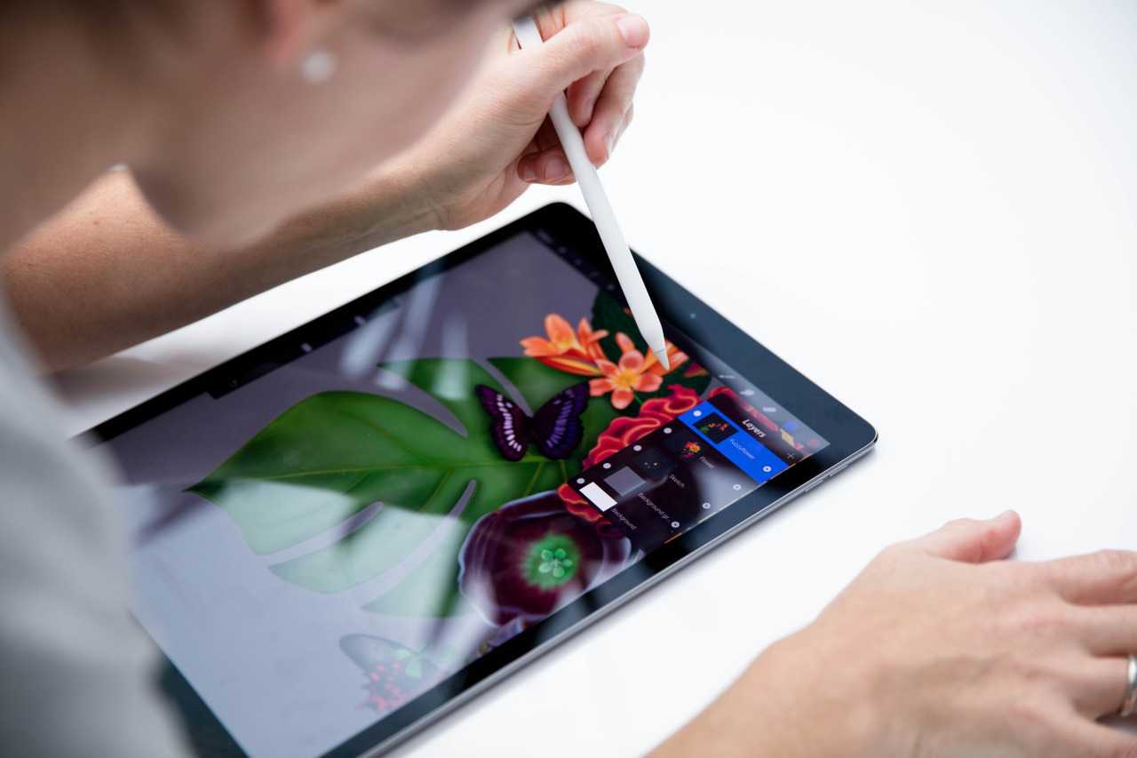 Arte tablet. Графический планшет Эппл. IPAD Pro Apple Pencil. Планшет для красок. Цифровая живопись на планшете.