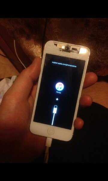 Айфон включается воды. Iphone 5 заряжается экран. Зарядка на айфон 5. Айфон выключился и на зарядке. Экран зарядки айфона.