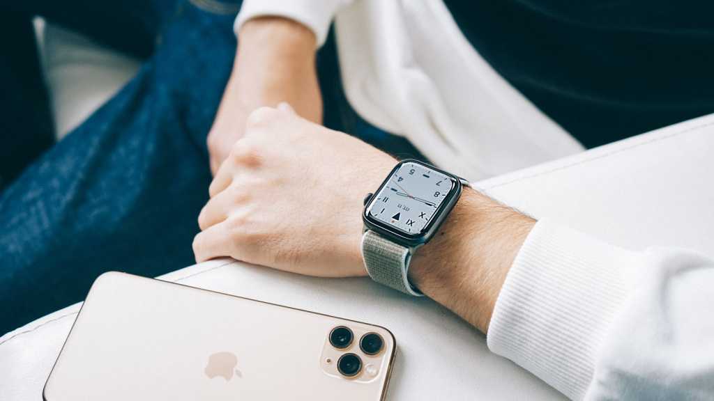 Нужны ли apple watch. Apple watch 7. АПЛ вотч на руке. Часы эпл вотч на руке женские. Apple watch на руке.